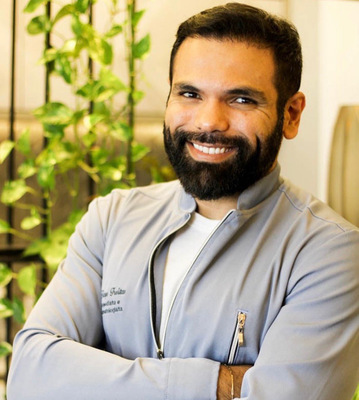 Dr. Tiago Freitas em ambiente de atendimento